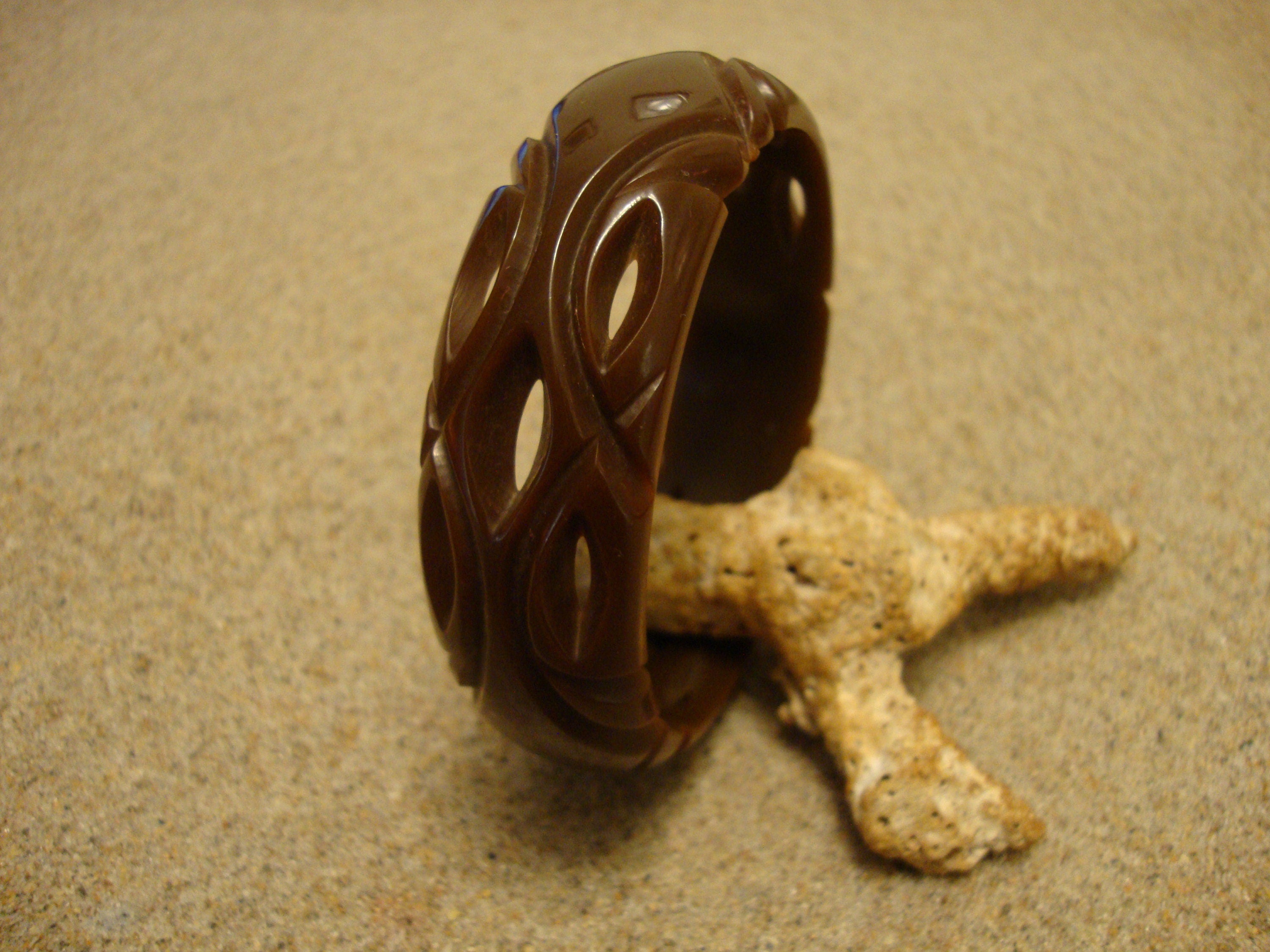 Vintage 7/8" Chocolate Brown Bakelite Bracelet! Geometric Open Work Carvings!