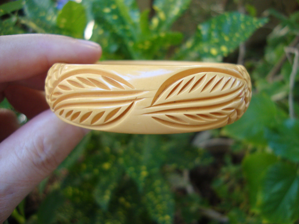 Vintage Goldenrod Bakelite Bracelet: Carved Leaf Design