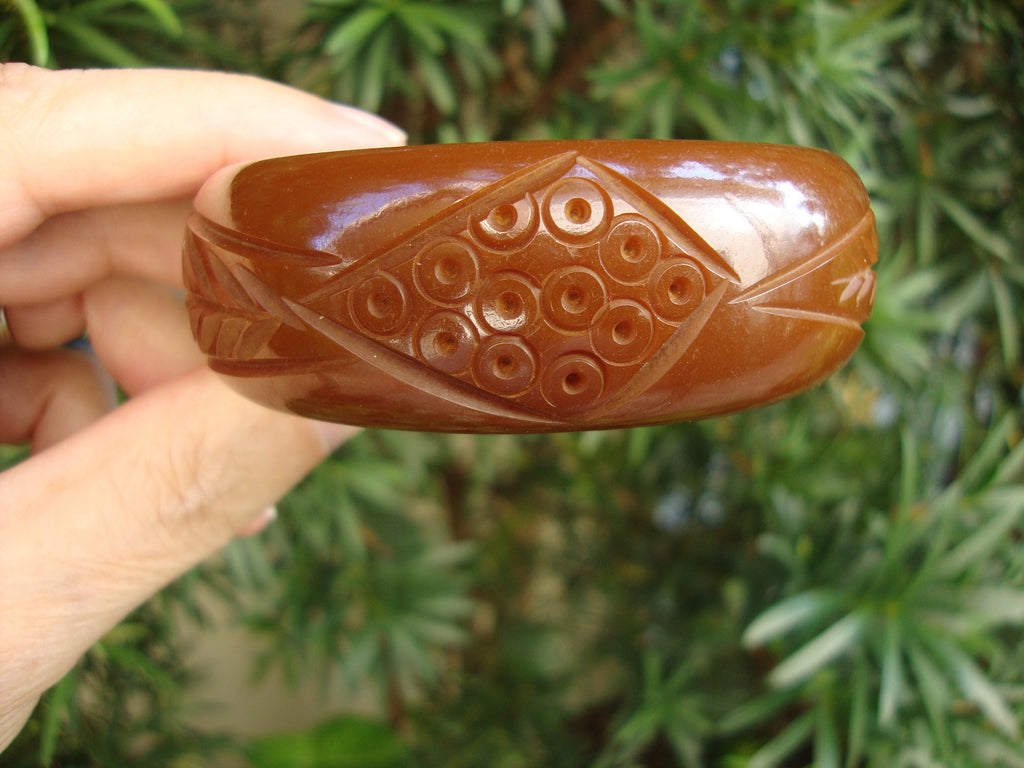 Vintage 1" Gold to Brown Bakelite Bracelet! Large Leaf & Medallion Carvings!