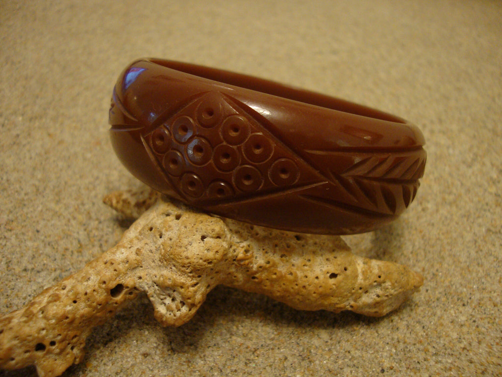 Vintage 1" Gold to Brown Bakelite Bracelet! Large Leaf & Medallion Carvings!