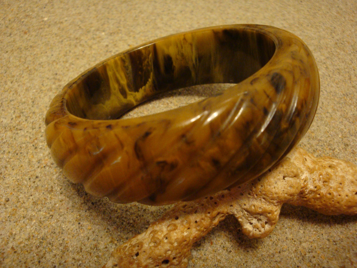 Vintage Marbled Butterscotch/Cream/Black Bakelite Bracelet! Diagonal Carvings!