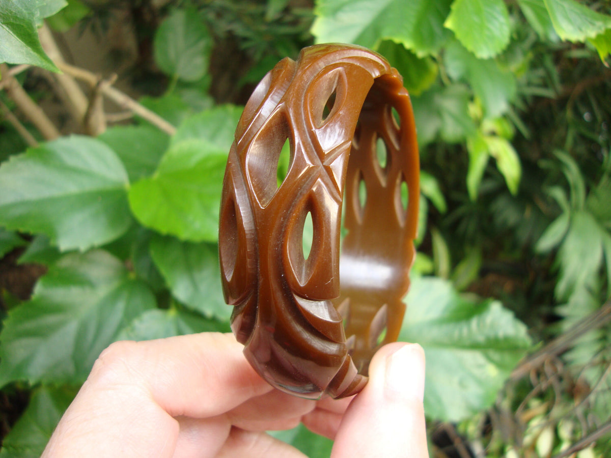 Vintage 7/8" Chocolate Brown Bakelite Bracelet! Geometric Open Work Carvings!