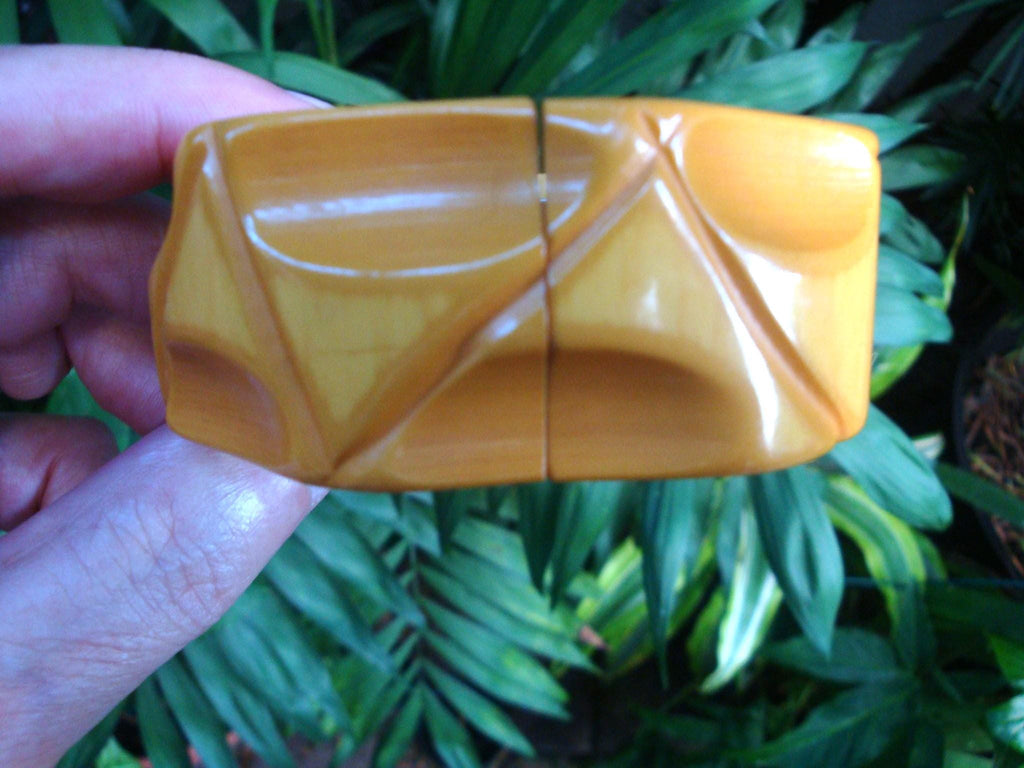 Vintage Canary Yellow Bakelite Clamper Bracelet: Geometric Design