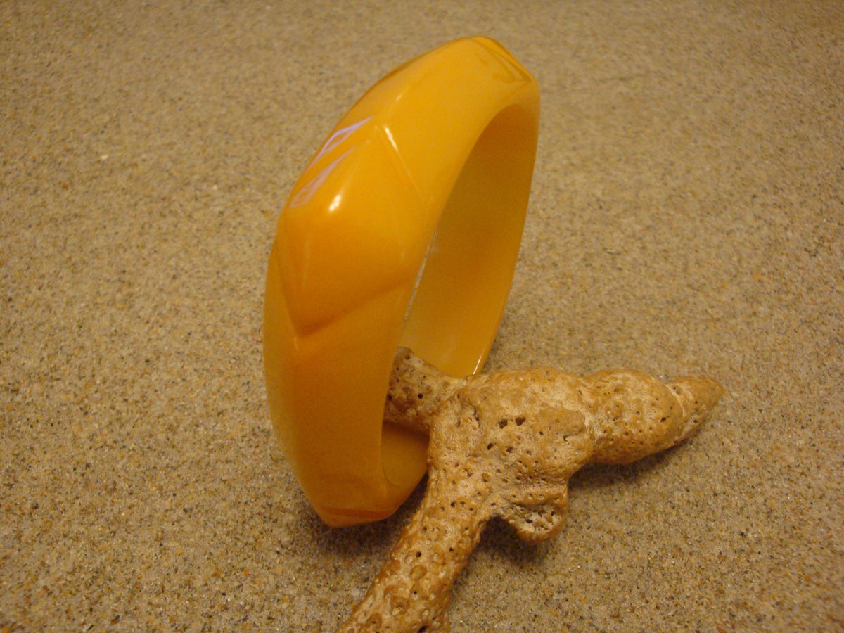 Vintage Ripe Mango Bakelite Bracelet! Rounded Square w/ Diamond Faceted Corners!