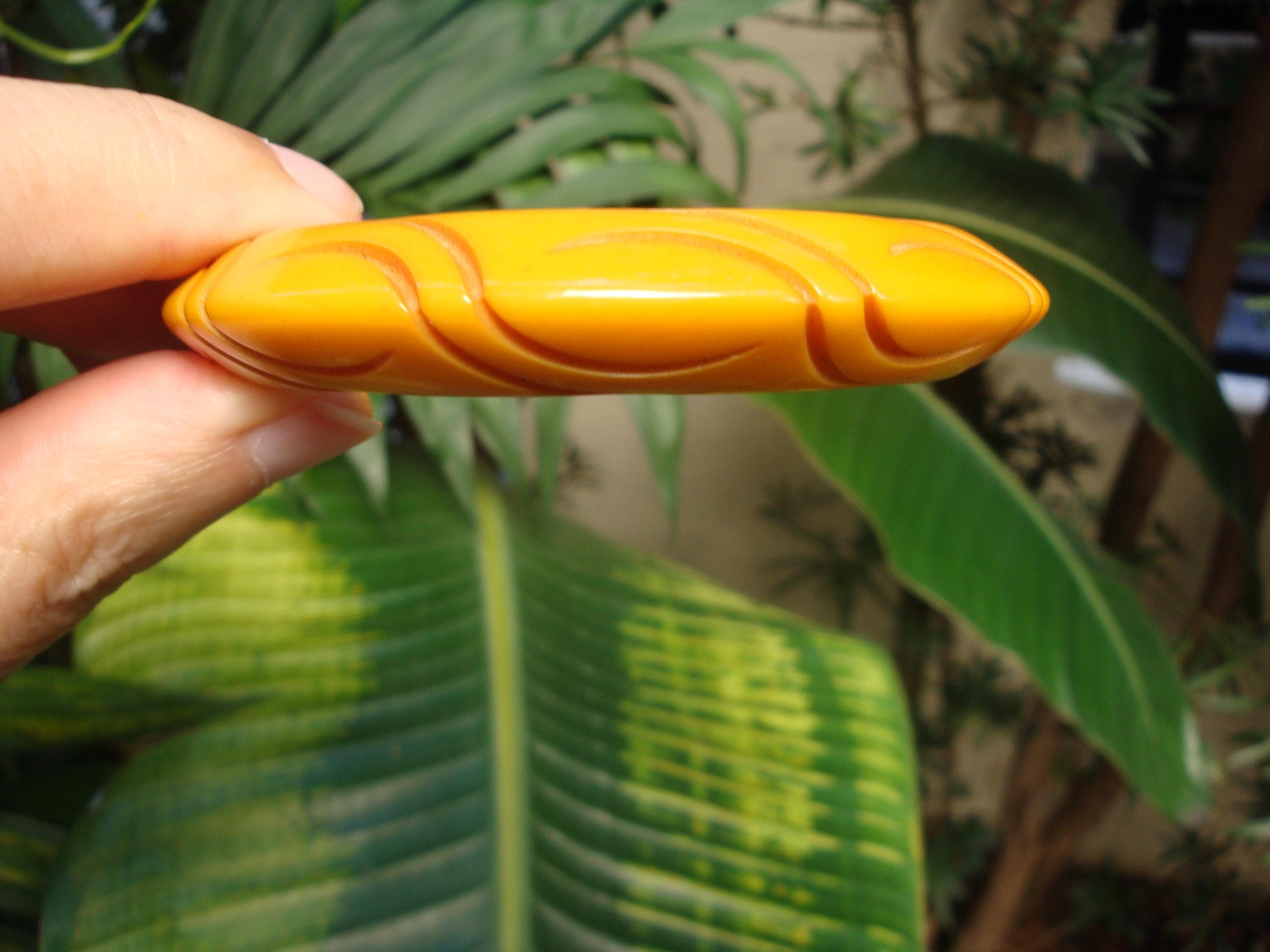 Vintage 1/2" Bakelite Yellow "Saucer" Bracelet! Unique Contoured Carved Design!