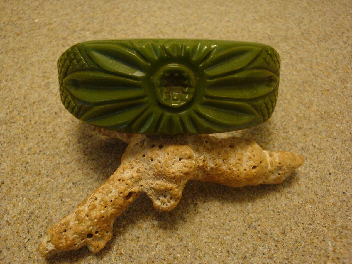 Vintage Green Bakelite Stretch Bracelet: Carved Flower Design
