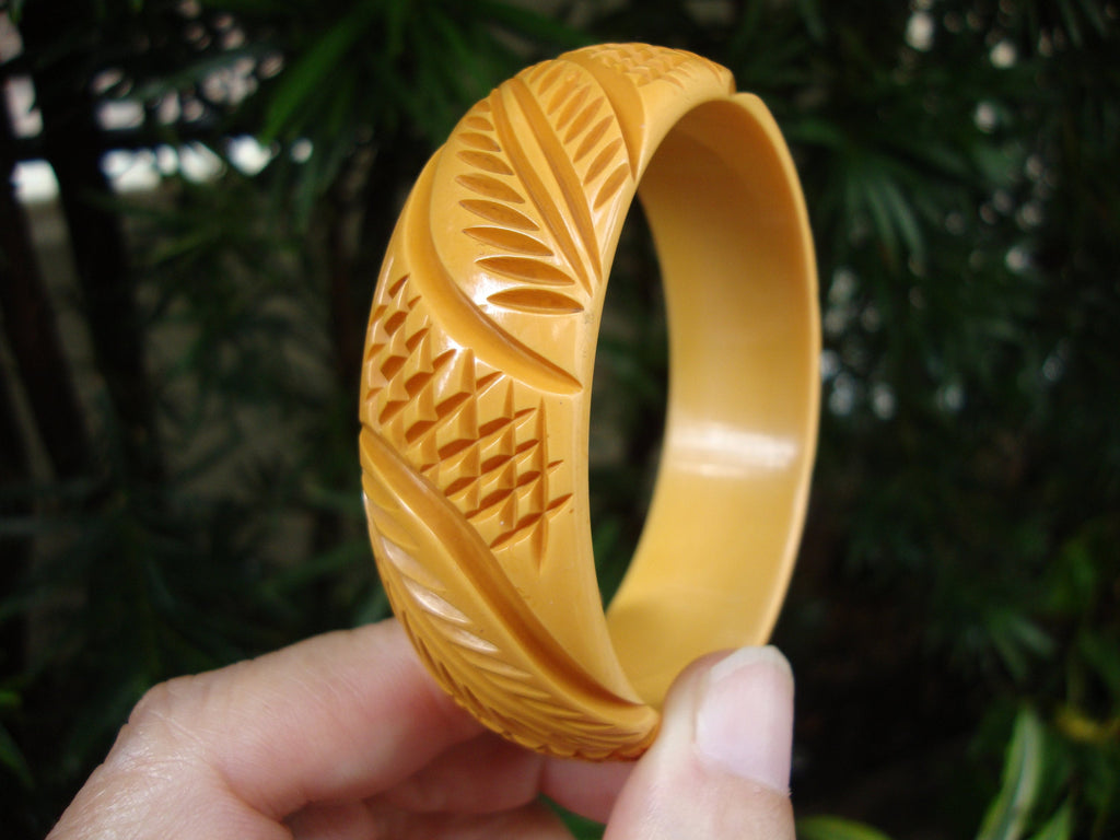 Vintage 7/8" Goldenrod Bakelite Bracelet! Diagonal Crosshatch & Leaf Carvings!