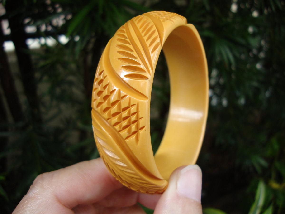 Vintage 7/8" Goldenrod Bakelite Bracelet! Diagonal Crosshatch & Leaf Carvings!