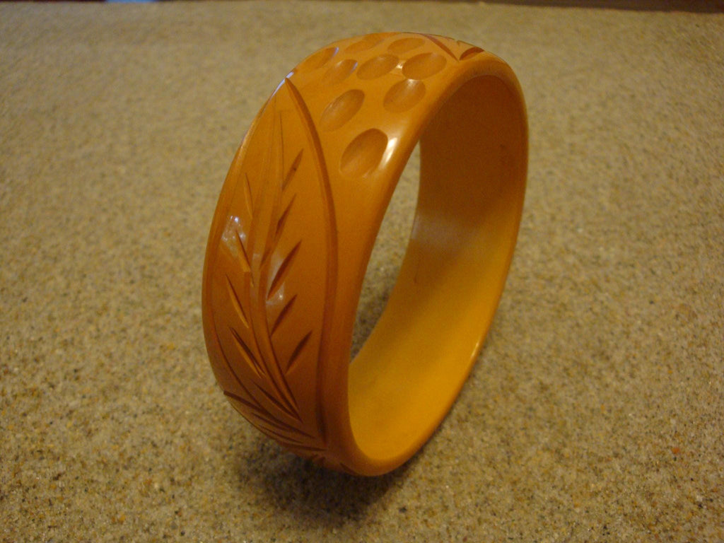 Vintage 1" Goldenrod Bakelite Bracelet! Unique Flower & Dimple Carved Designs!