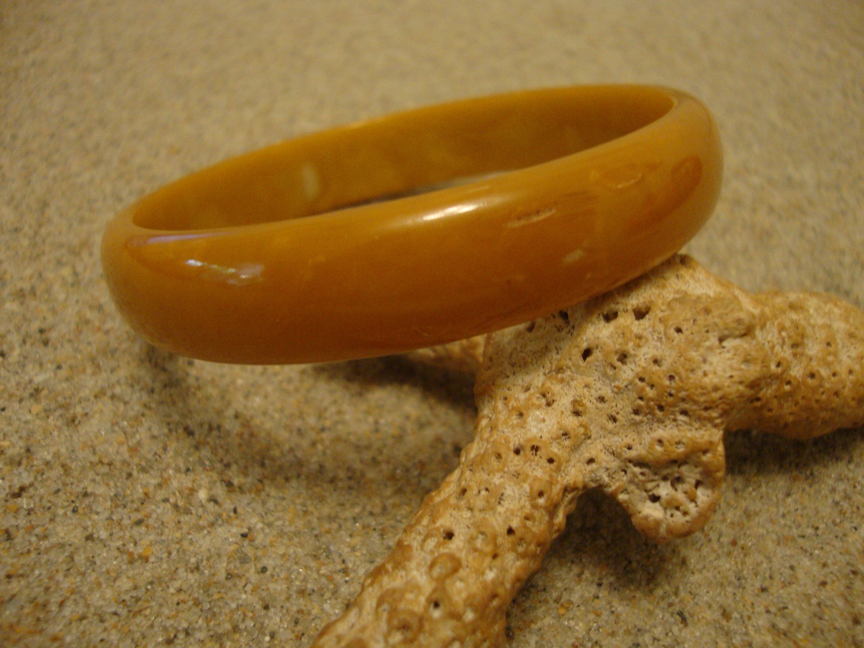 Vintage Butterscotch Bakelite Bracelet: Marbled Cream, 1/2 inch