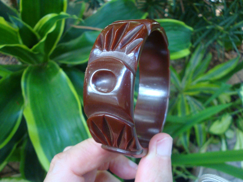 Vintage 7/8" Chocolate Brown Bakelite Bracelet! Unusual Overlapping Flower Carvings!
