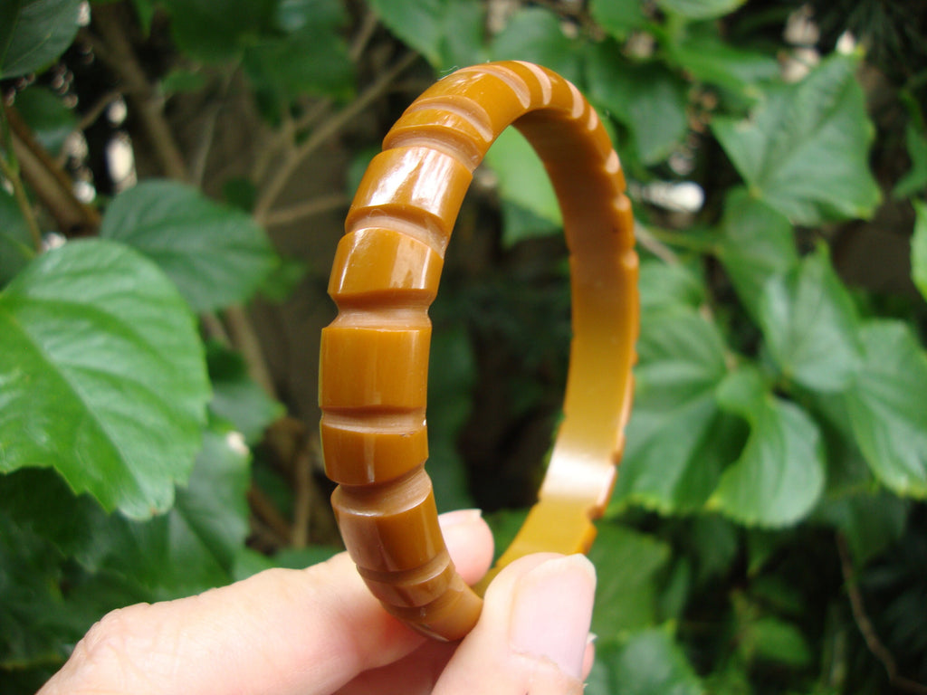 Vintage 1/2" Green to Brown Bakelite Bracelet! Deep Vertical Slash Carvings!