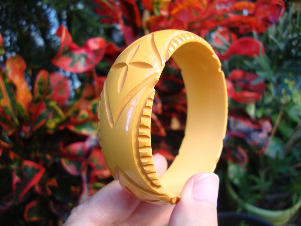 Vintage 1" Goldenrod Bakelite Bracelet!  Four Abstract Geometric Carvings!