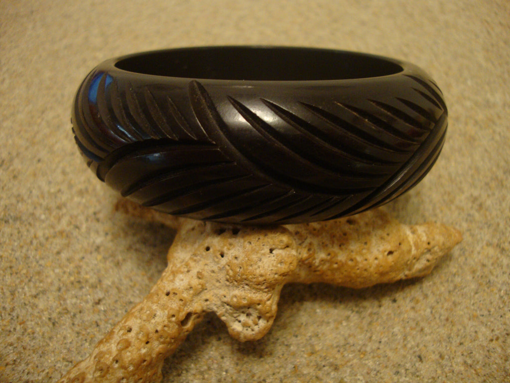 Vintage Dark Green Bakelite Bracelet: Chunky Leaf Carved Bangle