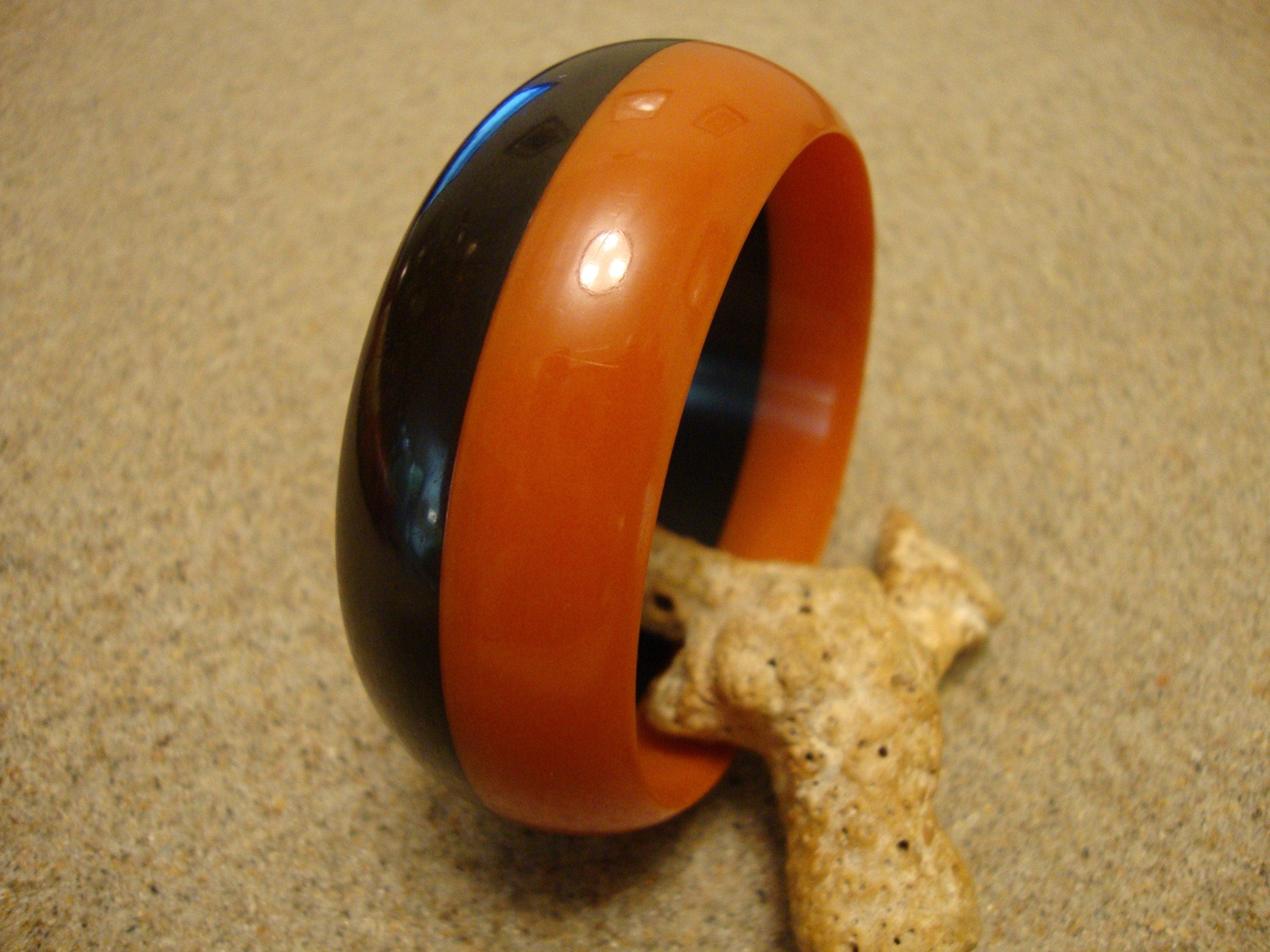 Stylish Vintage 1" Bakelite Bracelet! Laminated Jet Black & Burnt Orange Colors!