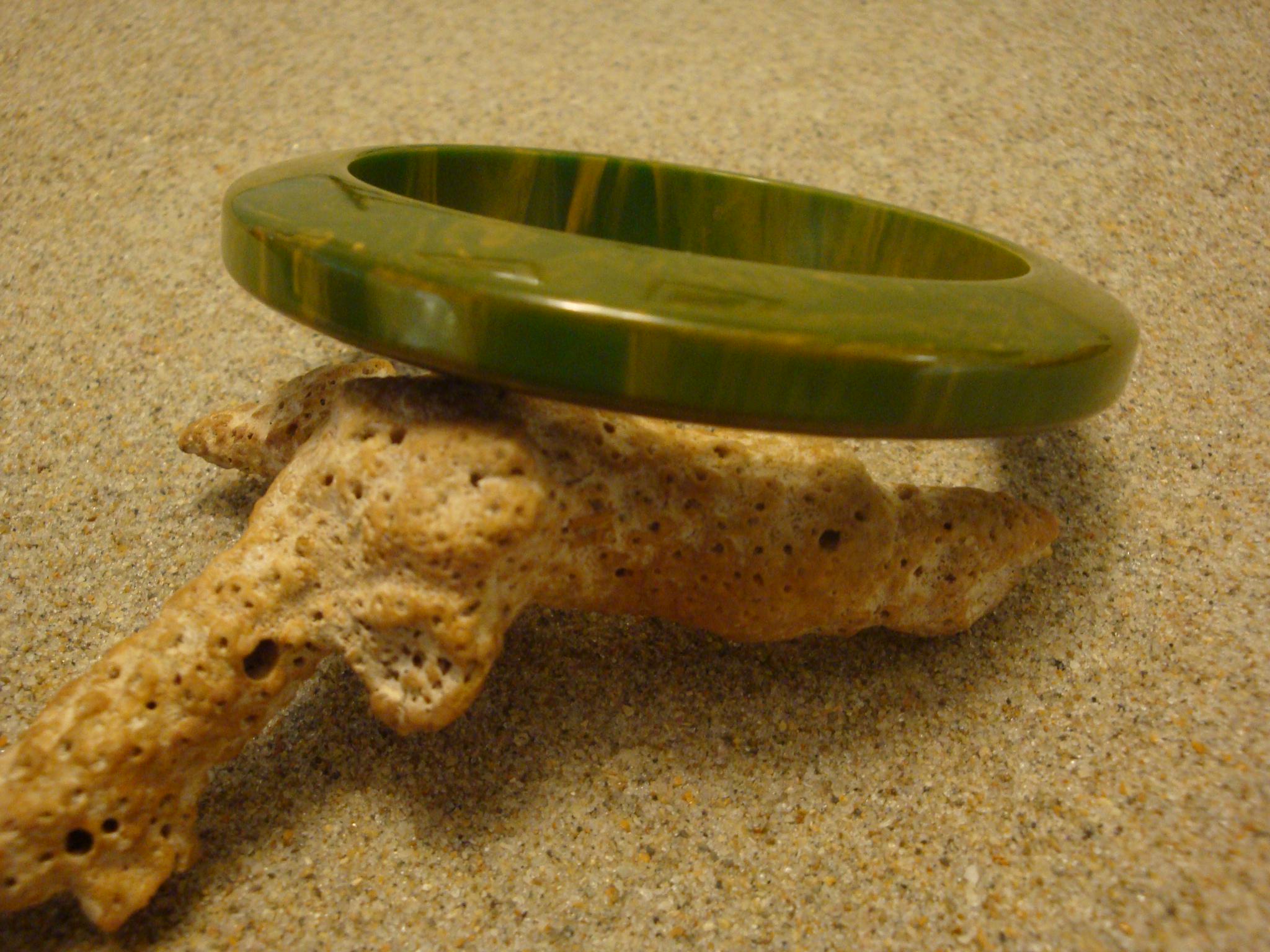 Vintage 1/2" Bakelite Bracelet; Beveled Sides; Marbled Jade Green/Yellow Colors!