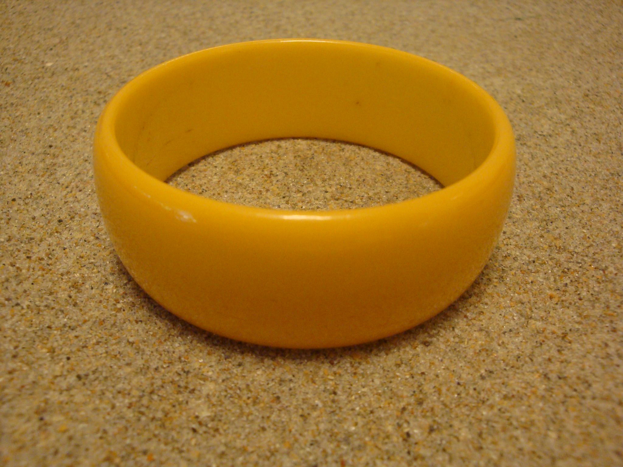 Vintage 1" Canary Yellow Bakelite Bangle Bracelet