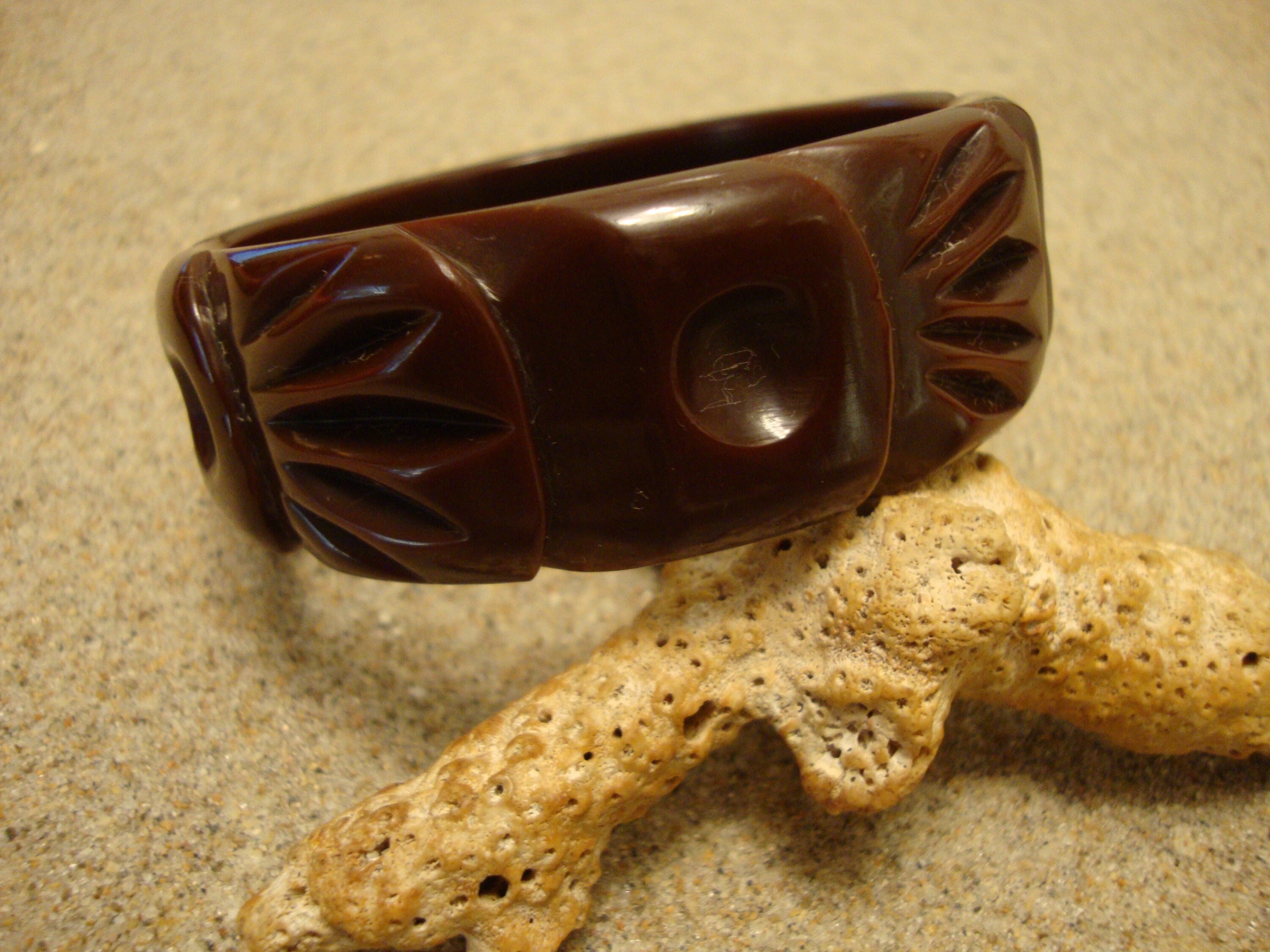 Vintage 7/8" Chocolate Brown Bakelite Bracelet! Abstract Flower & Leaf Carvings!