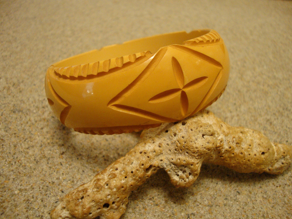 Vintage 1" Goldenrod Bakelite Bracelet!  Four Abstract Geometric Carvings!