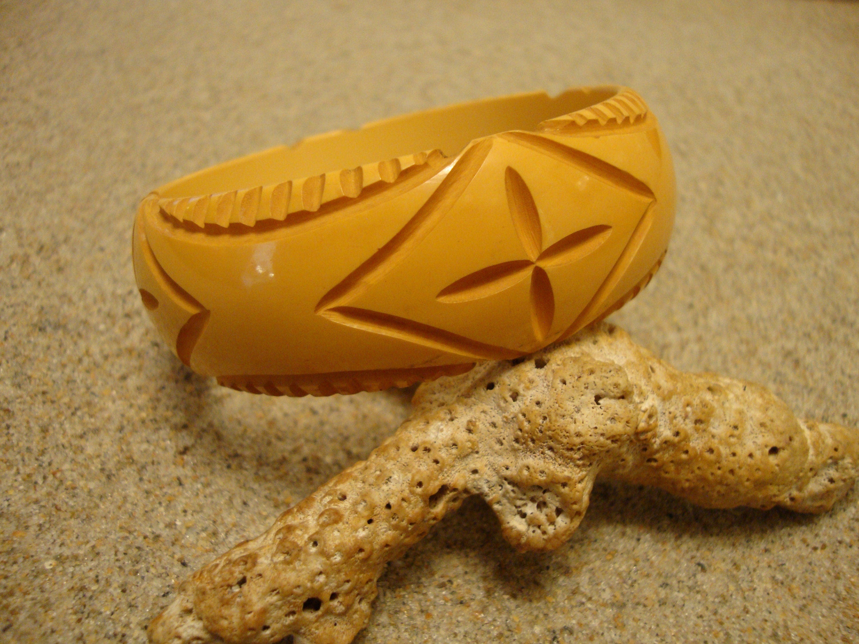 Vintage 1" Goldenrod Bakelite Bracelet!  Four Abstract Geometric Carvings!