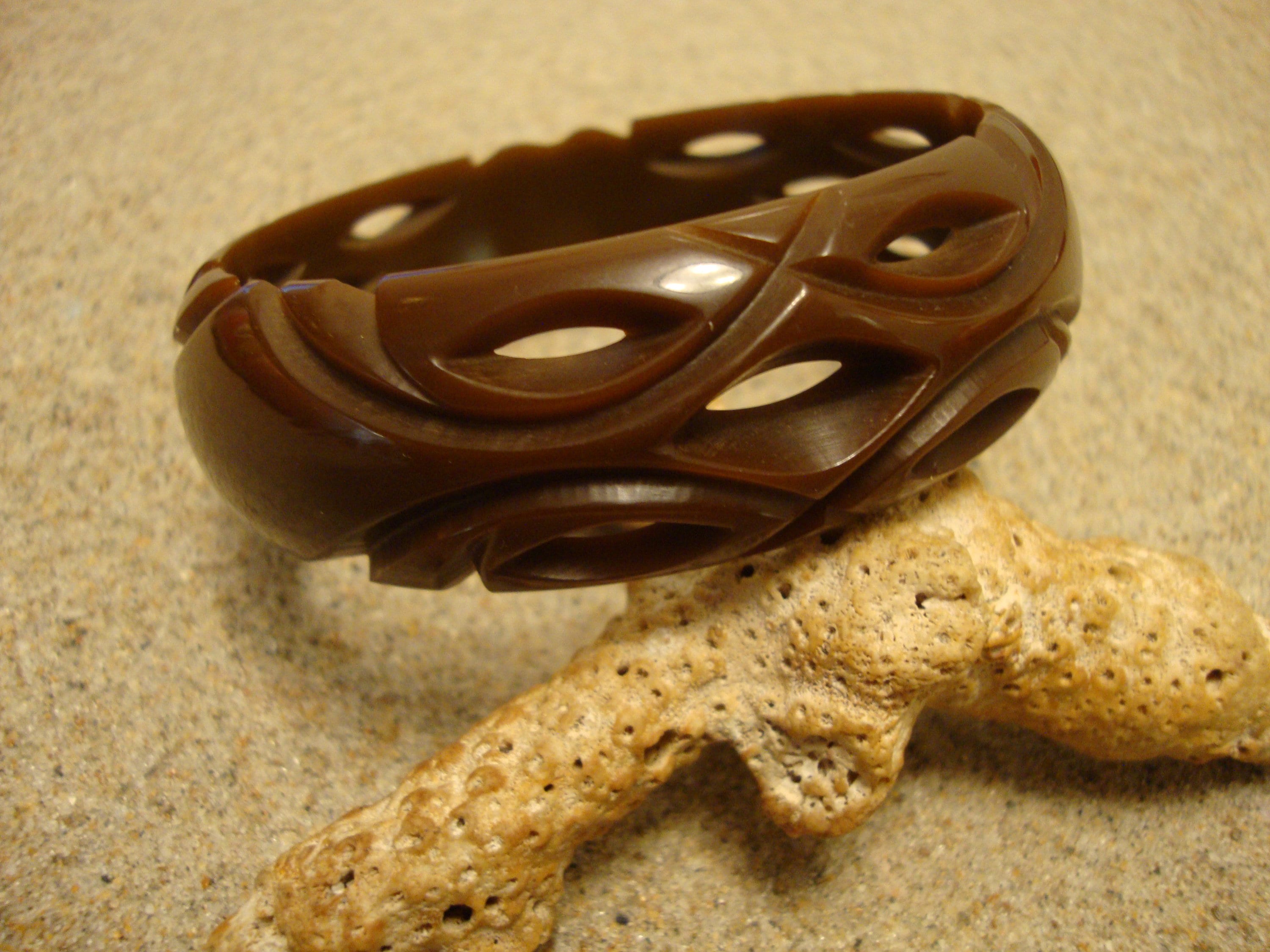 Vintage 7/8" Chocolate Brown Bakelite Bracelet! Geometric Open Work Carvings!