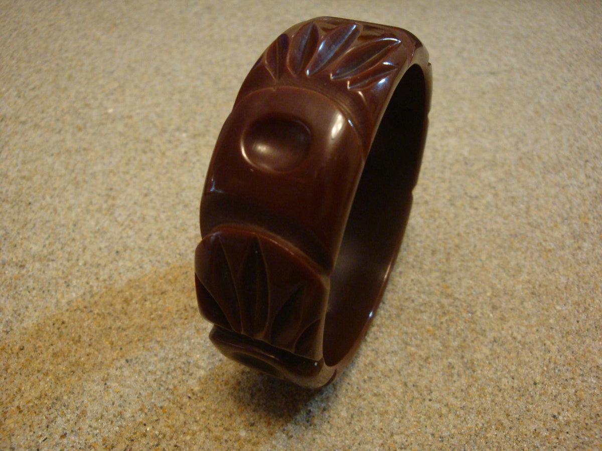 Vintage 7/8" Chocolate Brown Bakelite Bracelet! Unusual Overlapping Flower Carvings!