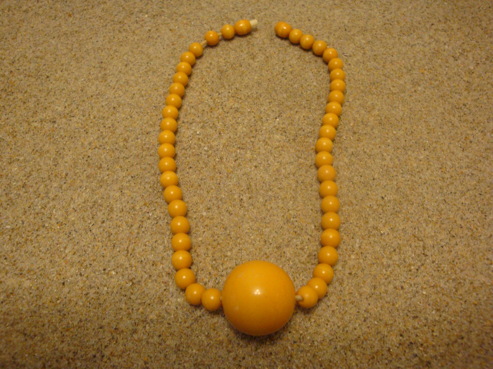Vintage 14.5" Bakelite Canary Yellow Choker Necklace!  7/8" and 1/4" Beads!