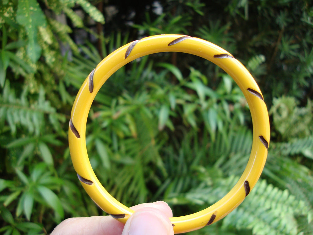 Vintage Yellow Bakelite Bracelet: Carved Twisted Rope Design