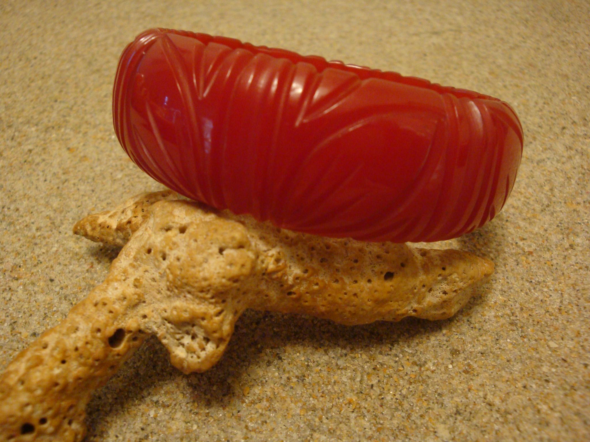 Vintage 7/8" Bakelite Bracelet! Bright Cherry Red w/ Four Pair of Leaf Carvings!