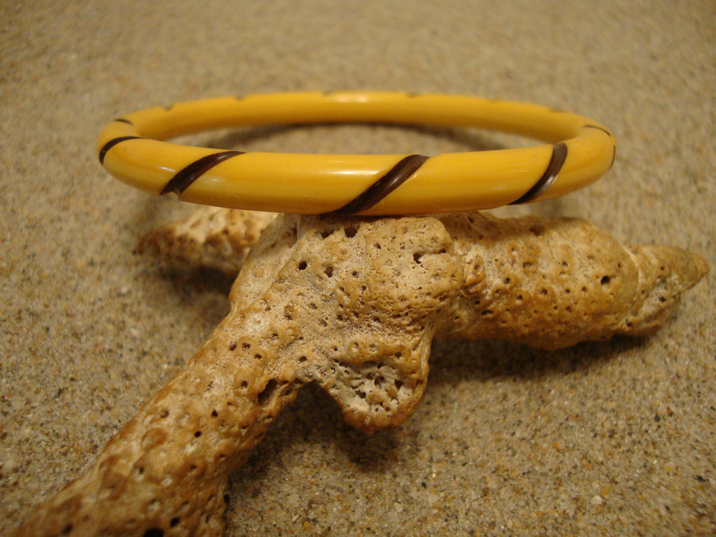Vintage Yellow Bakelite Bracelet: Carved Twisted Rope Design