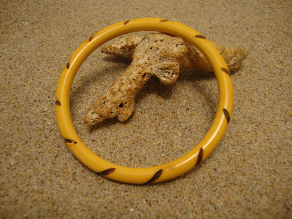 Vintage Yellow Bakelite Bracelet: Carved Twisted Rope Design