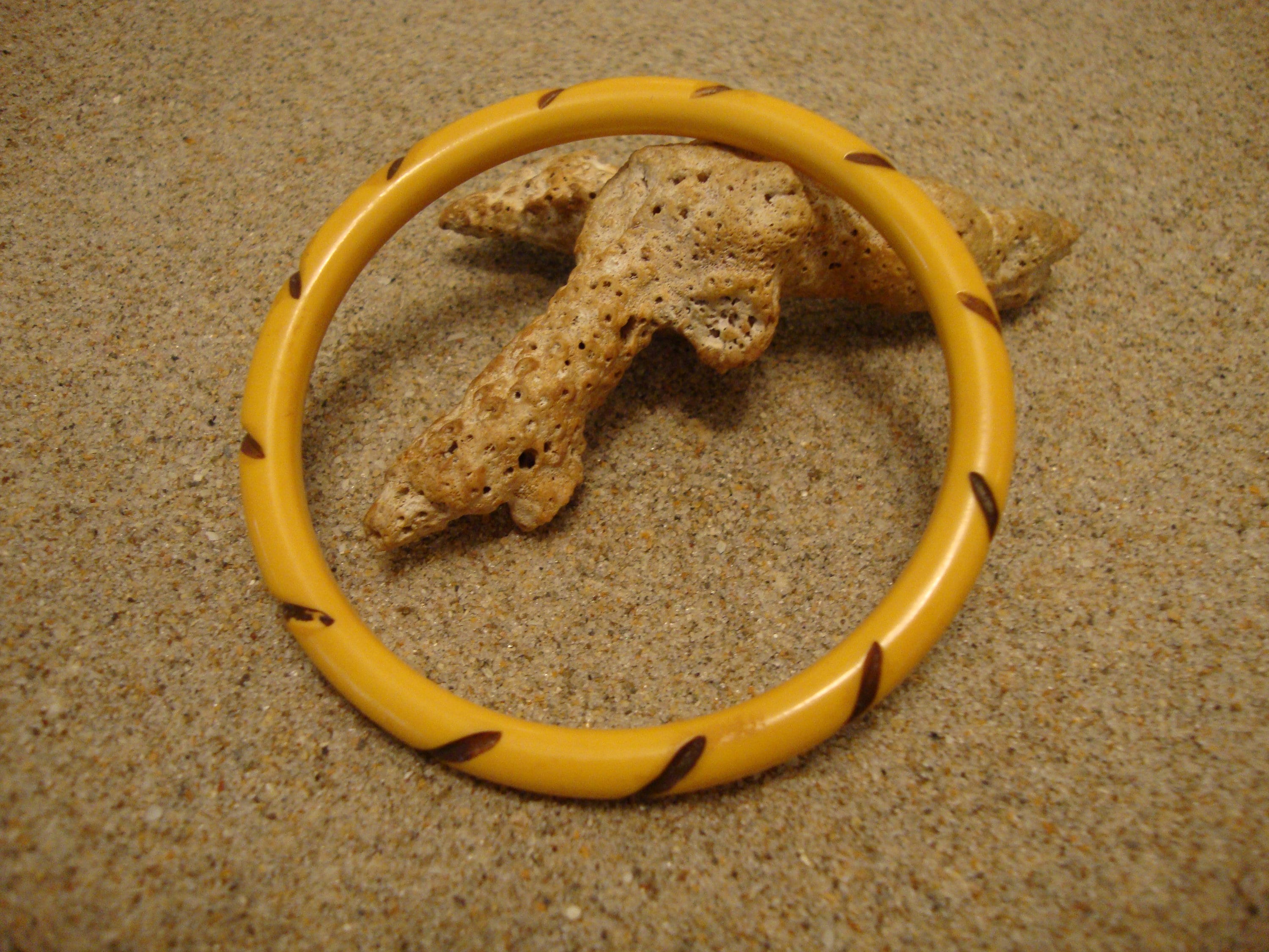 Vintage Yellow Bakelite Bracelet: Carved Twisted Rope Design