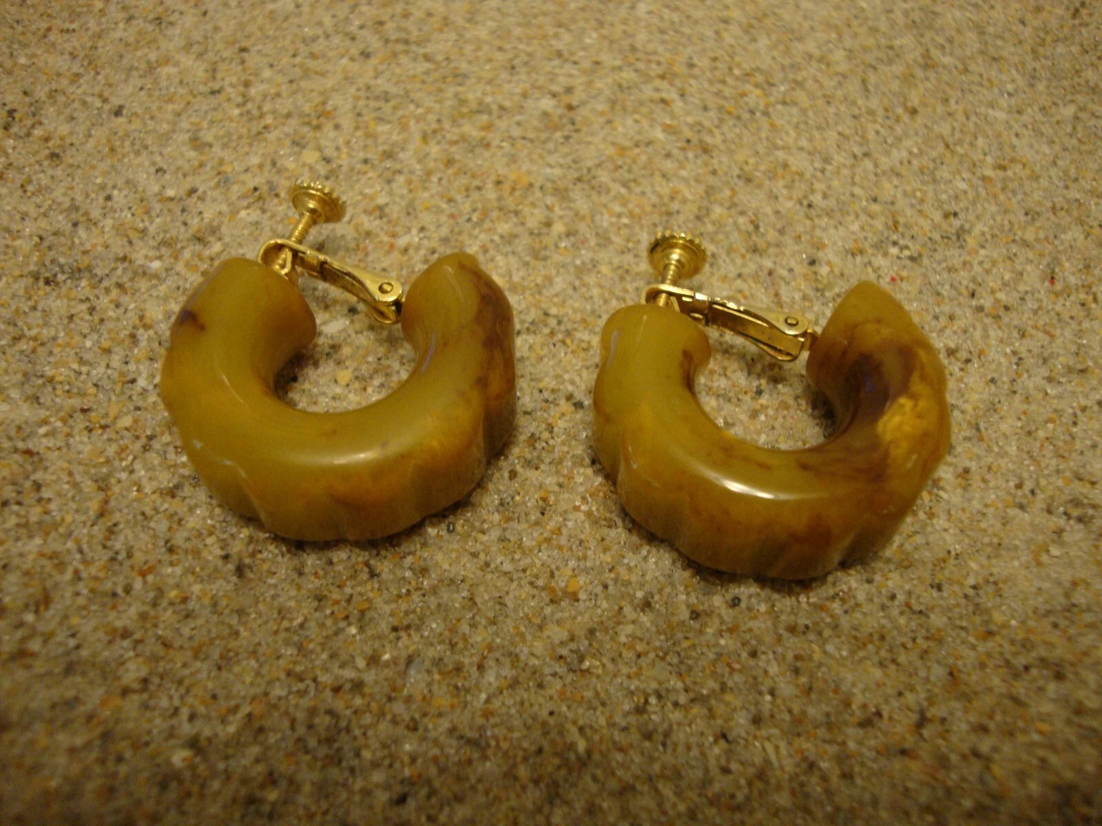 Vintage 1" Bakelite Scalloped Earrings! Jade Green/Brown/Cream Marbled Colors!