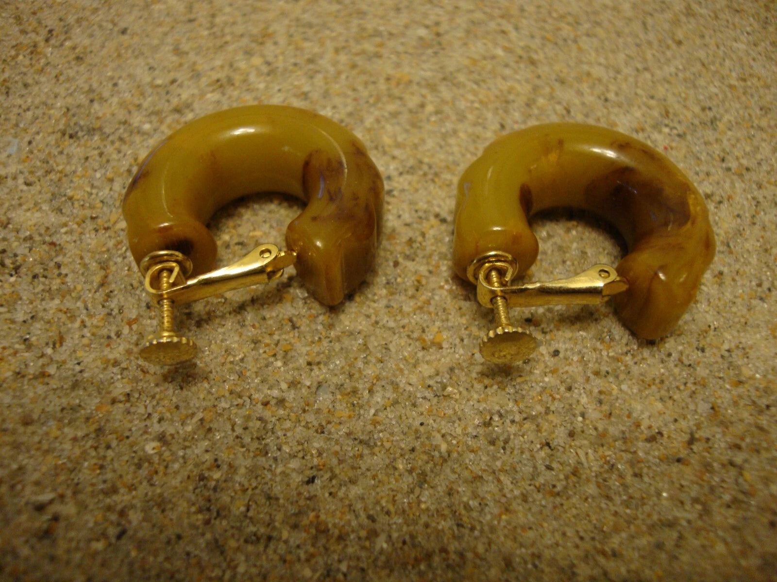 Vintage 1" Bakelite Scalloped Earrings! Jade Green/Brown/Cream Marbled Colors!