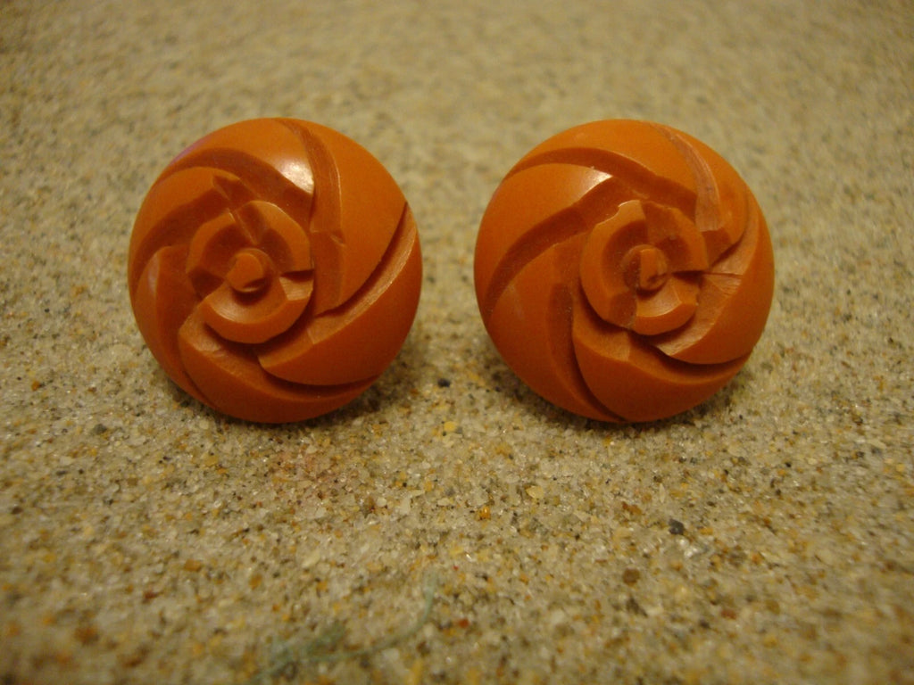 Vintage 7/8" Screw Back Bakelite Earrings; Burnt Orange w/ Flower Carvings!
