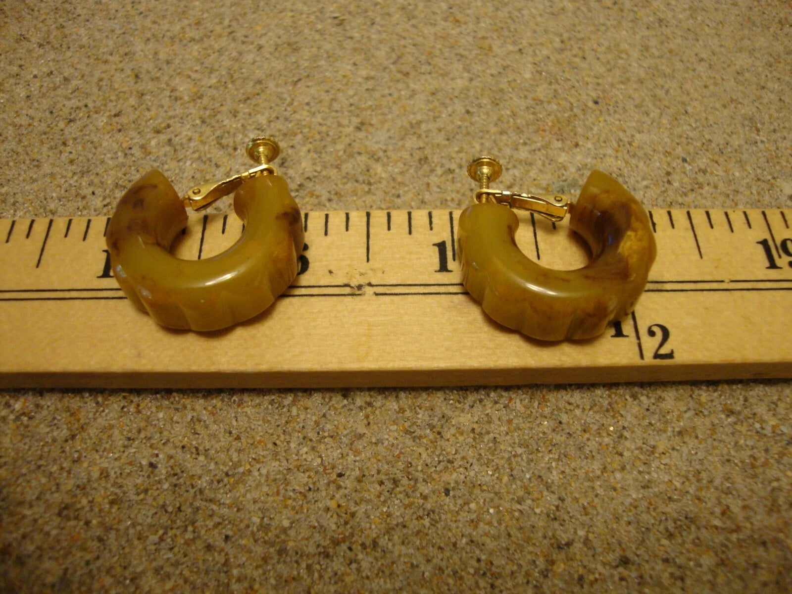 Vintage 1" Bakelite Scalloped Earrings! Jade Green/Brown/Cream Marbled Colors!